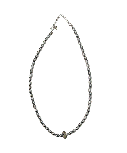 [A hip point] Silver bead necklace.